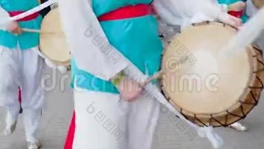 韩国民族节日。 一群身穿鲜艳服装的音乐家和舞蹈演员表演传统的韩国民族舞蹈